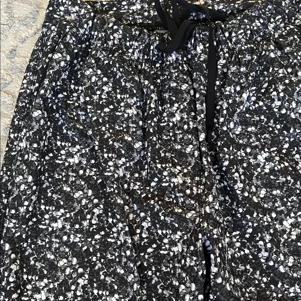Lululemon Joggers Black and White Patterned Pants Dri fit material